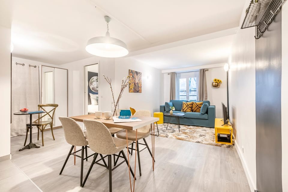 Kitchen or kitchenette, Living room, Seating area, Dining area