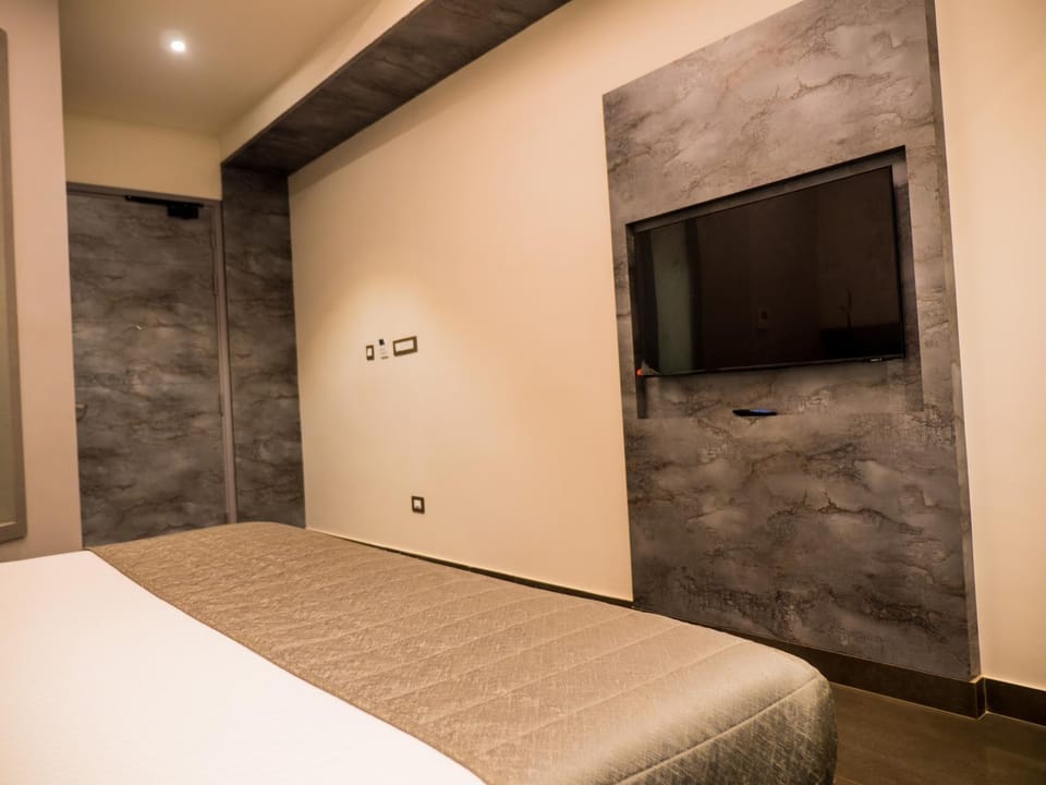 Bed, TV and multimedia, Bedroom