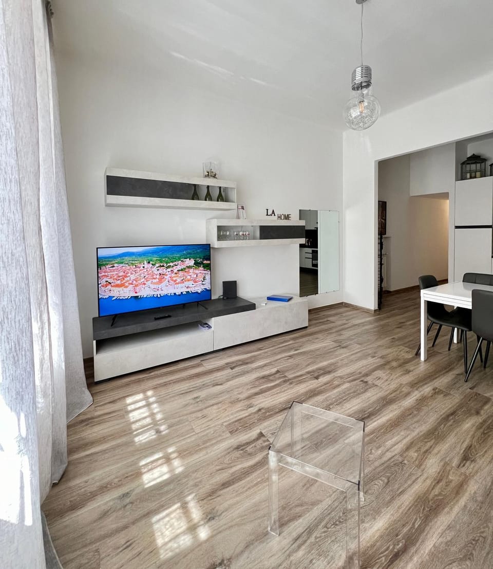 TV and multimedia, Living room, Dining area