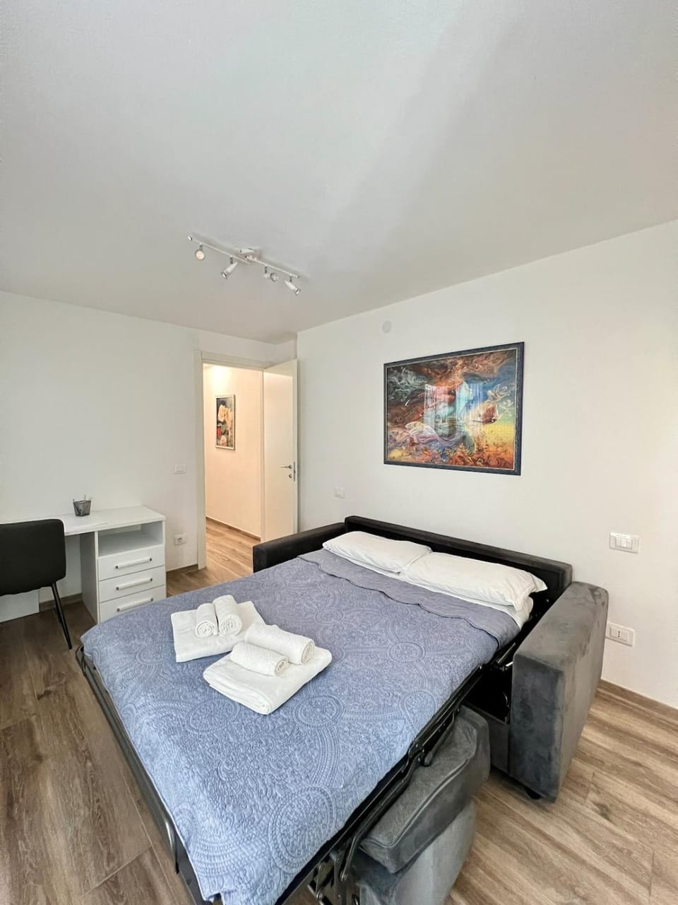 Bed, Photo of the whole room, Bedroom, towels