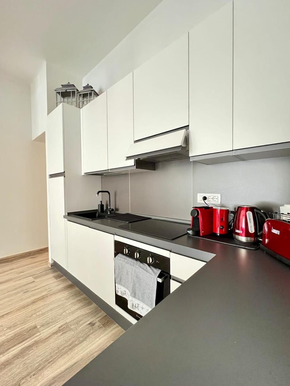 Coffee/tea facilities, Kitchen or kitchenette, dishwasher, stove, toaster