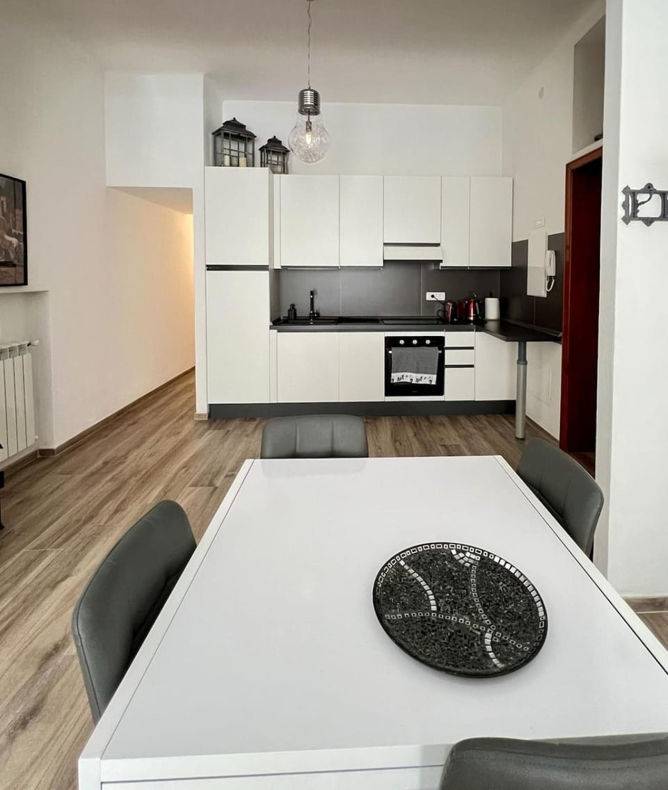 Kitchen or kitchenette, Dining area, oven, stove