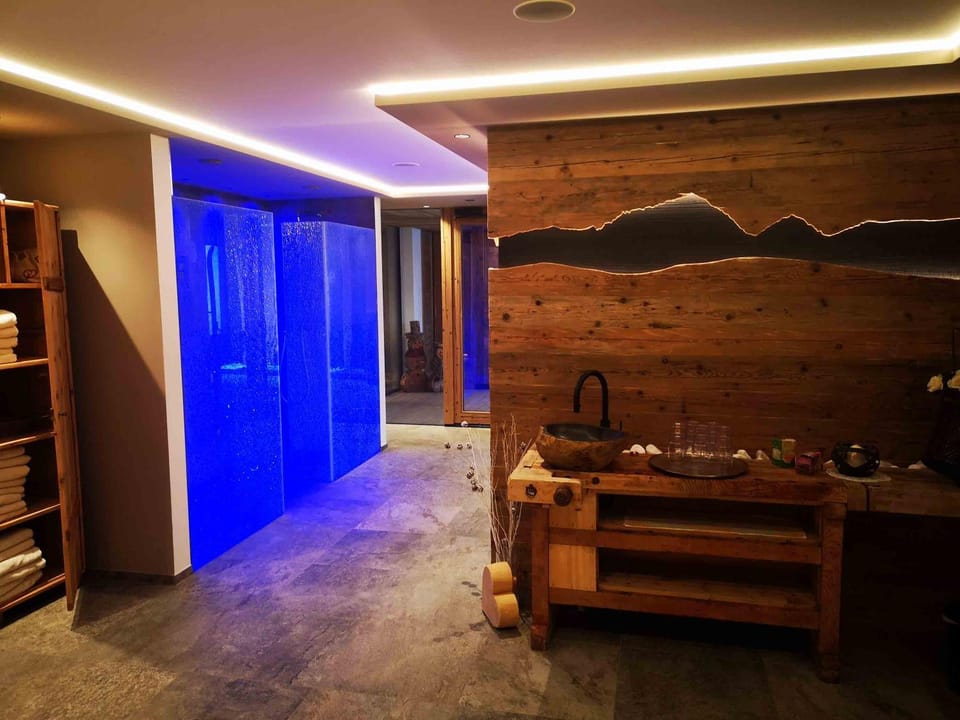 Shower, Sauna, Coffee/tea facilities, Spa and wellness centre/facilities, Inner courtyard view, towels