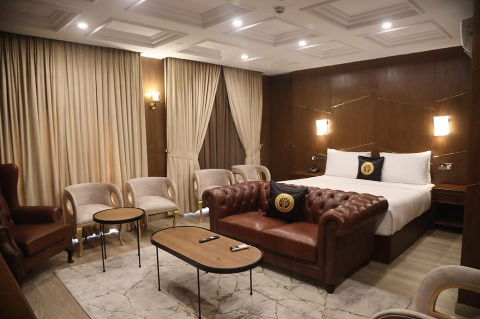 Bed, Living room, Photo of the whole room, Seating area, Bedroom