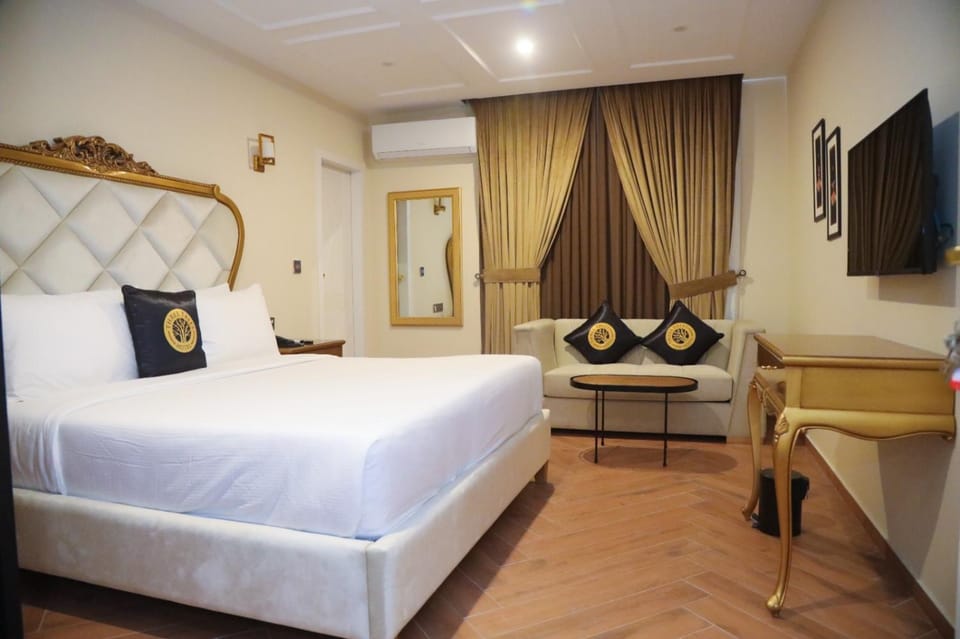 Communal lounge/ TV room, Bed, TV and multimedia, Living room, Photo of the whole room, Seating area, Evening entertainment, Bedroom, hair dresser, air conditioner