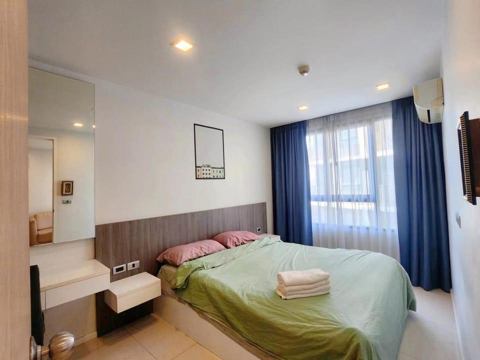 Bed, Photo of the whole room, Bedroom, towels