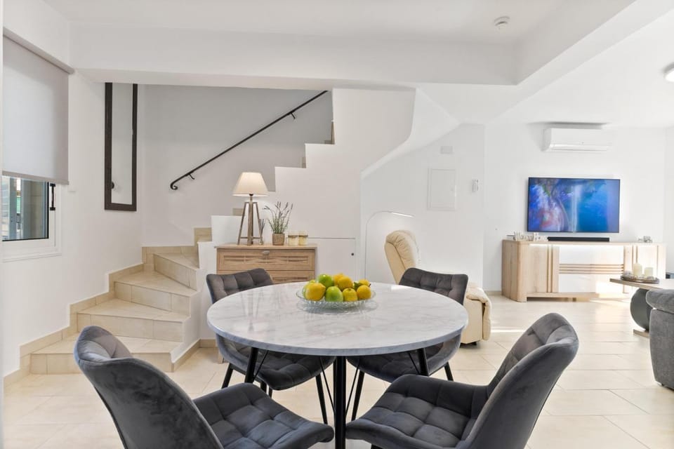 TV and multimedia, Seating area, Dining area