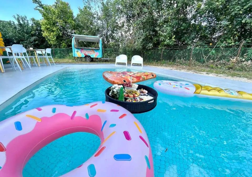 Communal lounge/ TV room, Evening entertainment, Swimming pool, Swimming pool