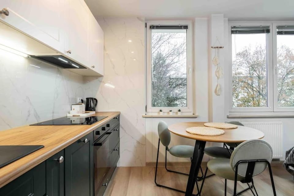 Kitchen or kitchenette, Dining area, stove