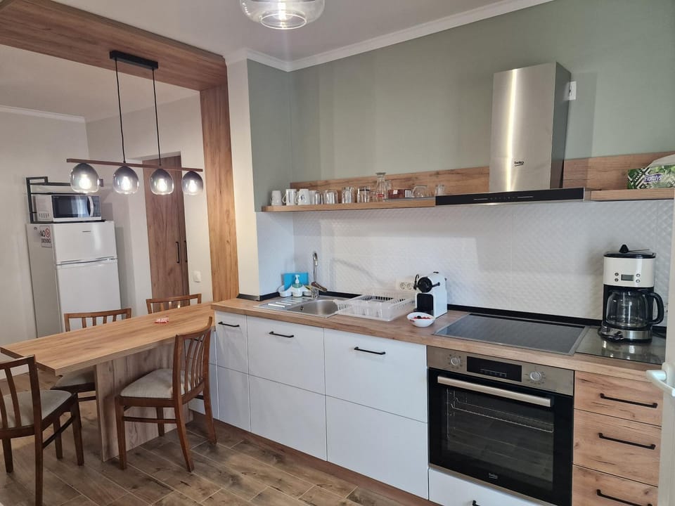 Coffee/tea facilities, Living room, Seating area, Dining area, microwave, oven, stove, kitchen
