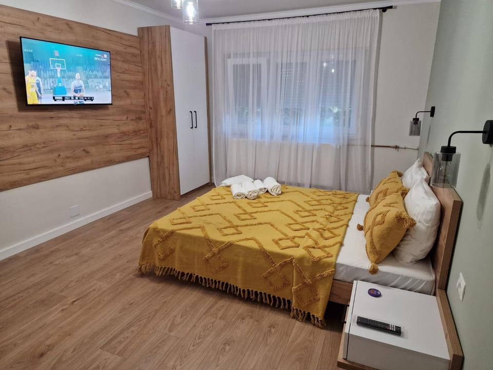Bed, TV and multimedia, Photo of the whole room, Bedroom, towels, wardrobe