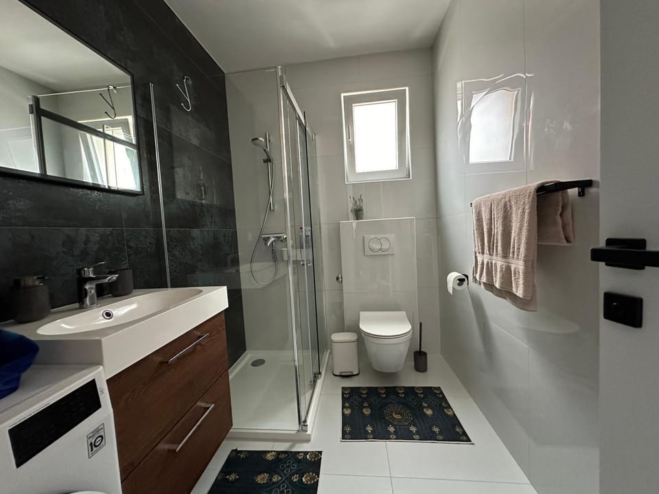 Shower, Toilet, Bathroom, towels