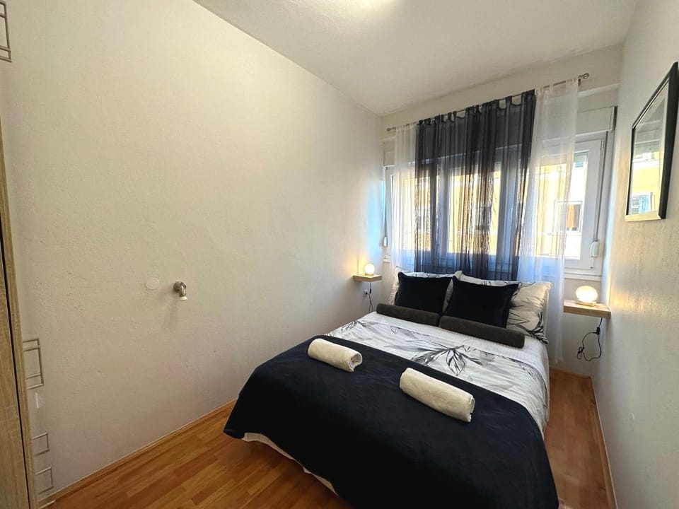 Bed, Bedroom, towels