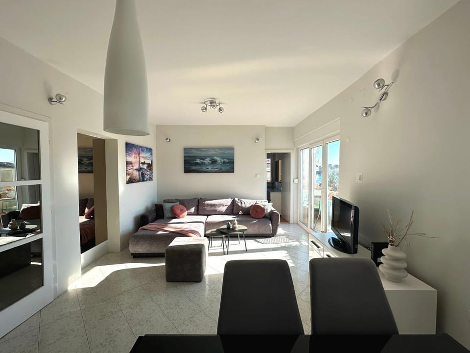 Communal lounge/ TV room, TV and multimedia, Balcony/Terrace, Living room, Seating area, Evening entertainment, air conditioner