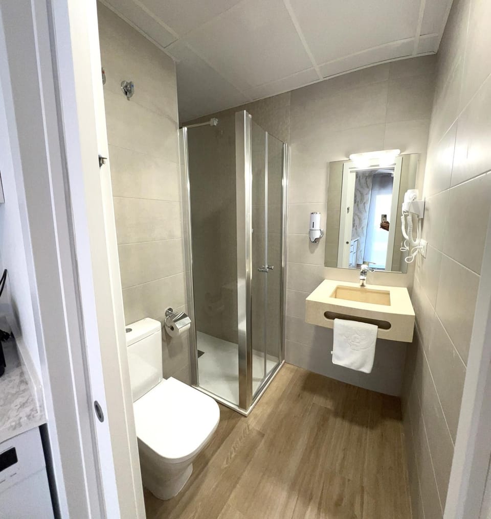 Shower, Toilet, Bathroom, towels