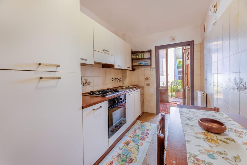 Kitchen or kitchenette, Dining area, oven, stove