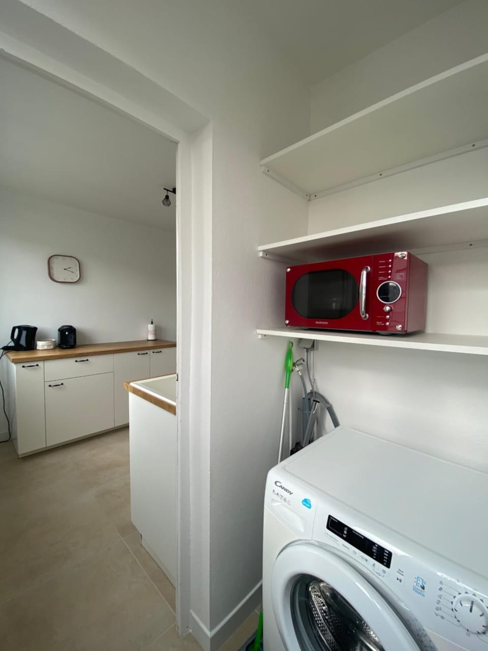 Kitchen or kitchenette, stove, washing machine