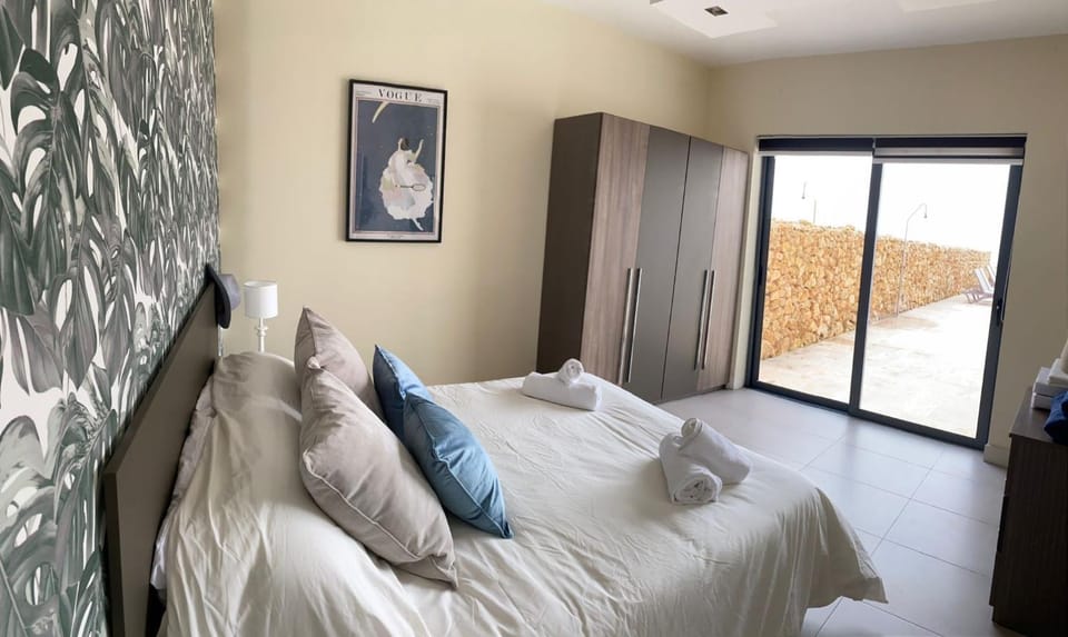 Dwejra Peak Apartment with Private Pool House in Malta