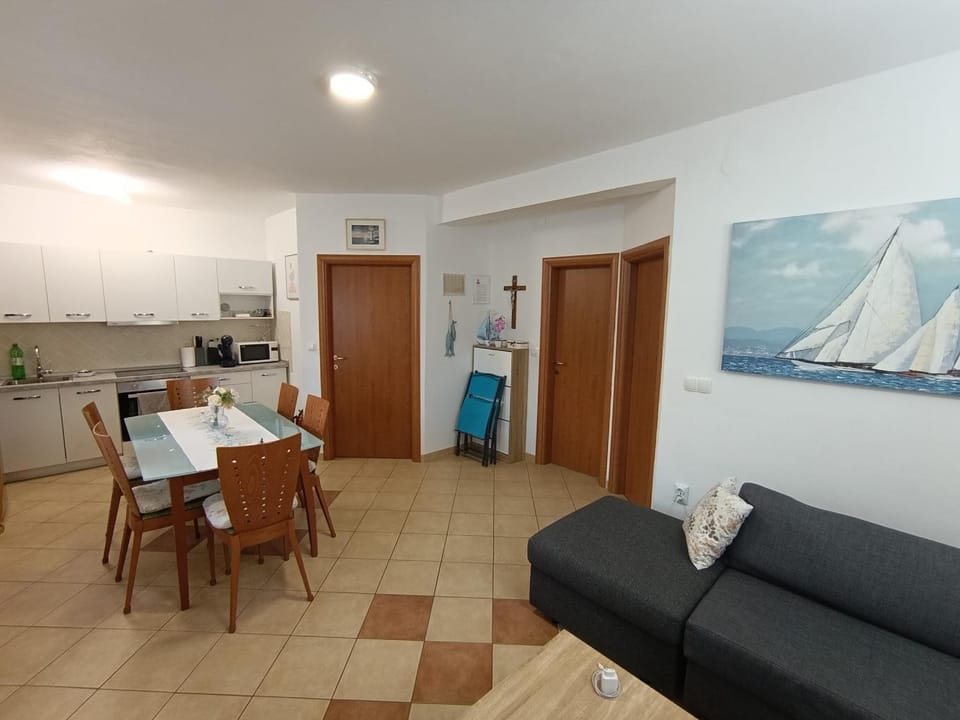 Kitchen or kitchenette, Living room, Seating area, Dining area, oven