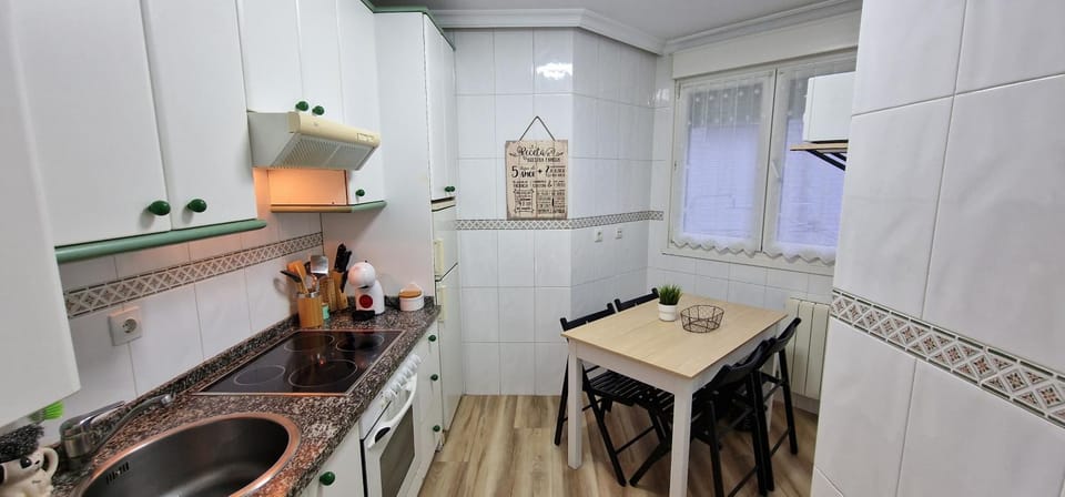 Kitchen or kitchenette, Dining area, minibar, pet friendly, stove