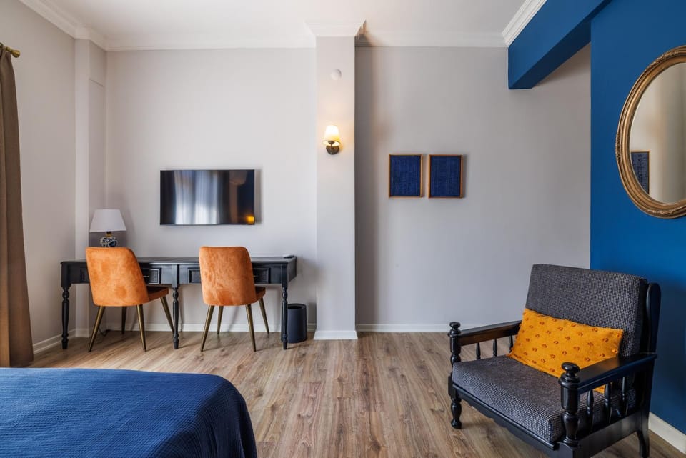 Bed, TV and multimedia, Living room, Seating area, Bedroom