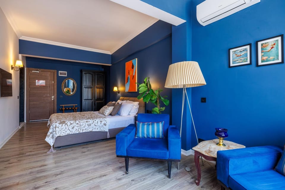 Bed, Photo of the whole room, Seating area, Bedroom, air conditioner