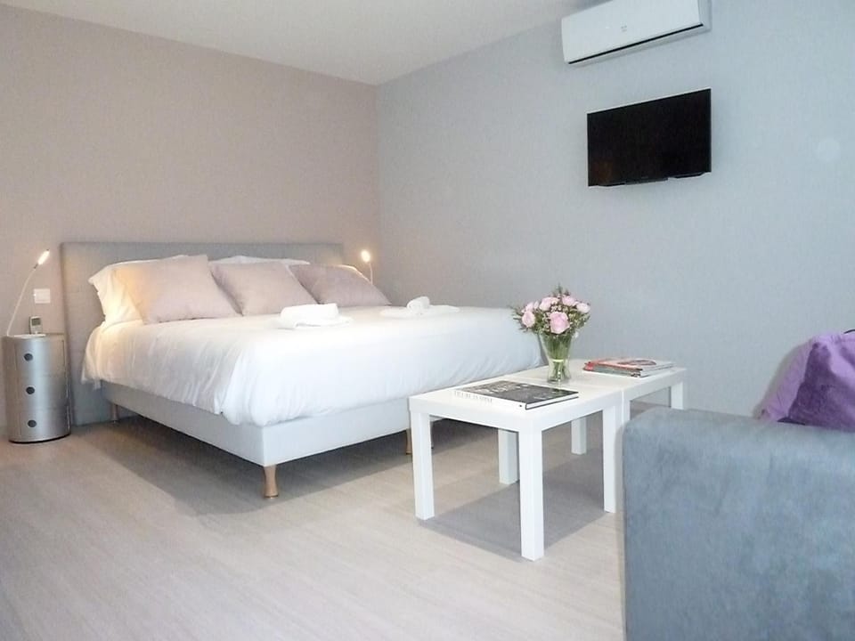 Bed, Bedroom, air conditioner
