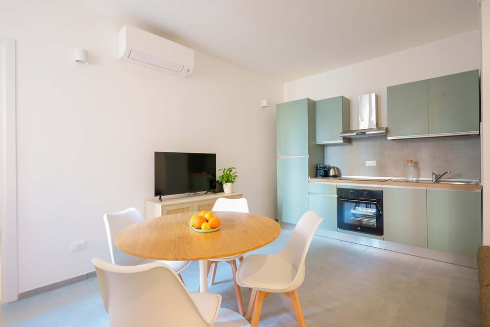 TV and multimedia, Kitchen or kitchenette, Living room, Dining area, oven