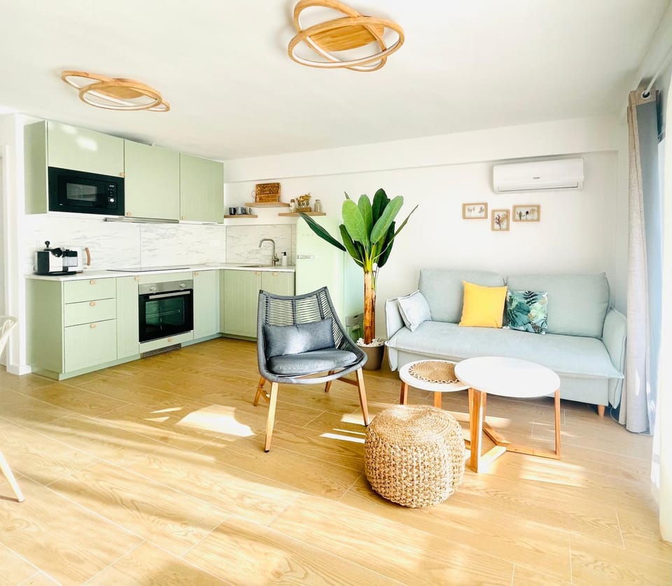 Kitchen or kitchenette, Living room, Seating area, minibar, pet friendly, stove