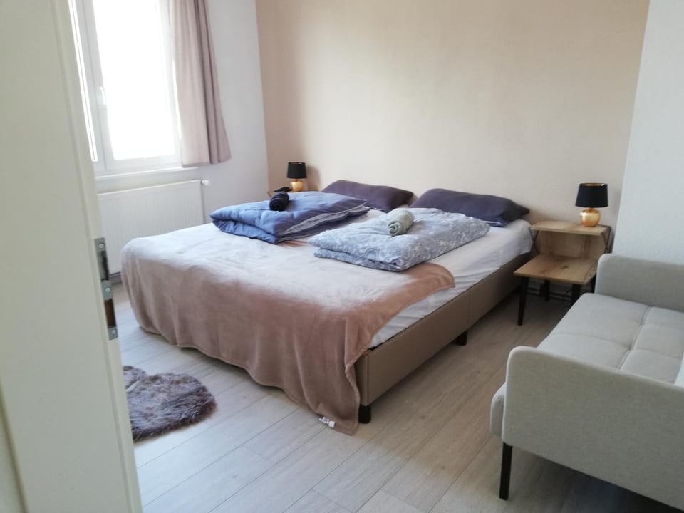 Bed, Photo of the whole room, Seating area, Bedroom, towels