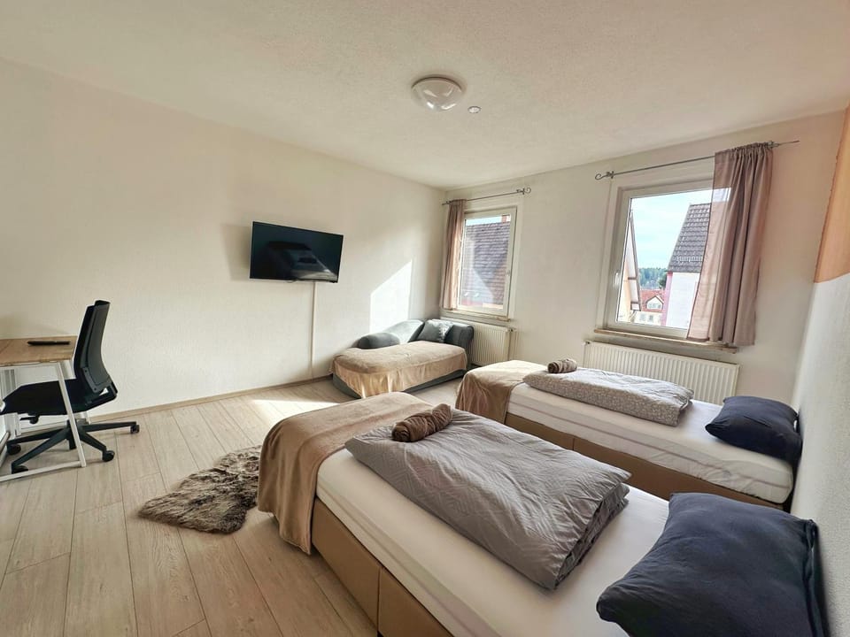 Bed, TV and multimedia, Living room, Photo of the whole room, Seating area, Bedroom, internet