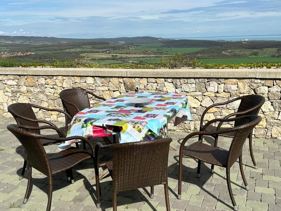 View (from property/room), Balcony/Terrace, Lake view, Mountain view