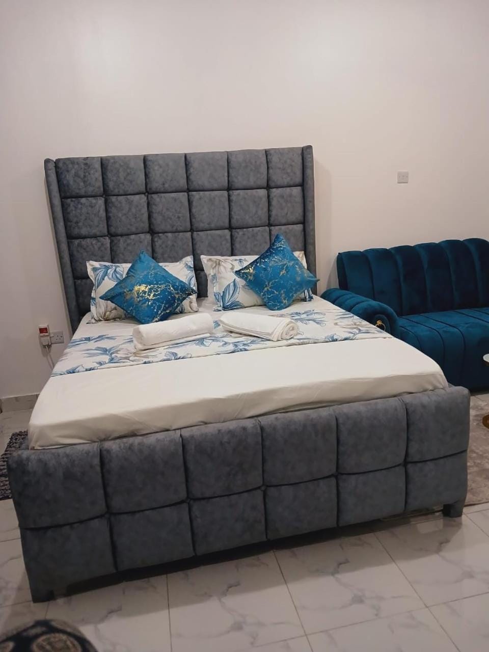Bed, Seating area