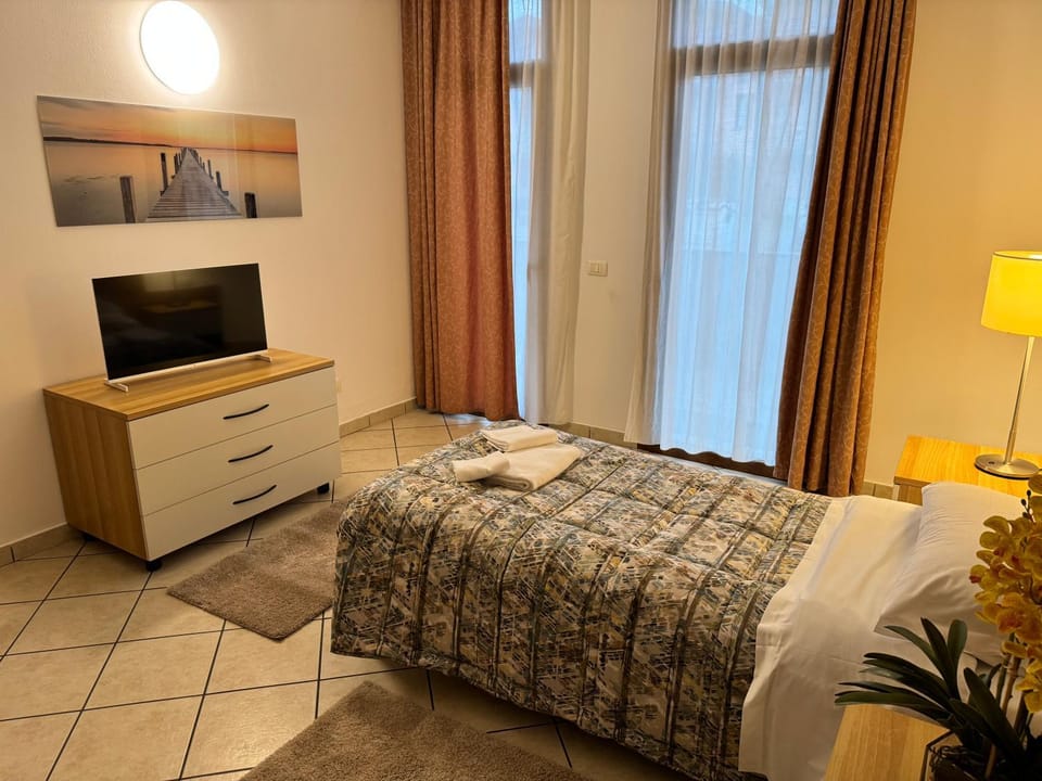 Bed, TV and multimedia, Photo of the whole room, hair dresser