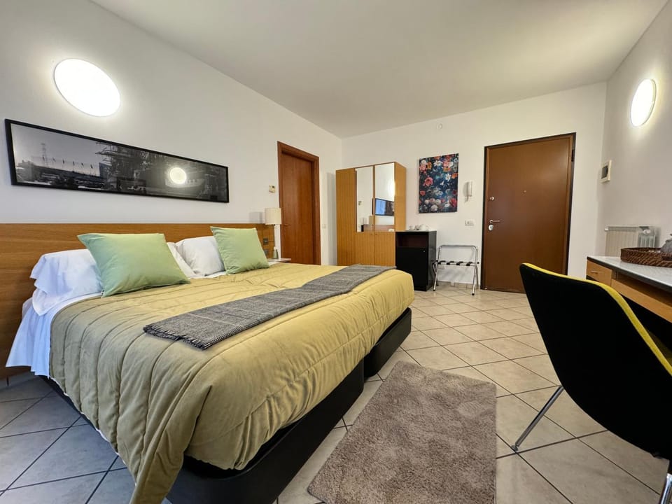 Bed, Photo of the whole room, hair dresser, wardrobe