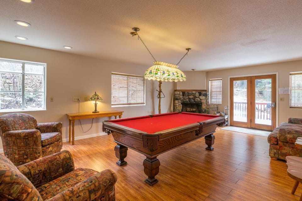 Game Room, Living room, Seating area, Evening entertainment