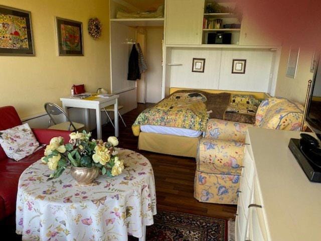 Bed, Photo of the whole room, Seating area, Dining area, Bedroom