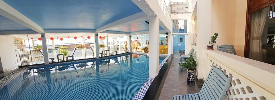 Pool view, Swimming pool, sunbed