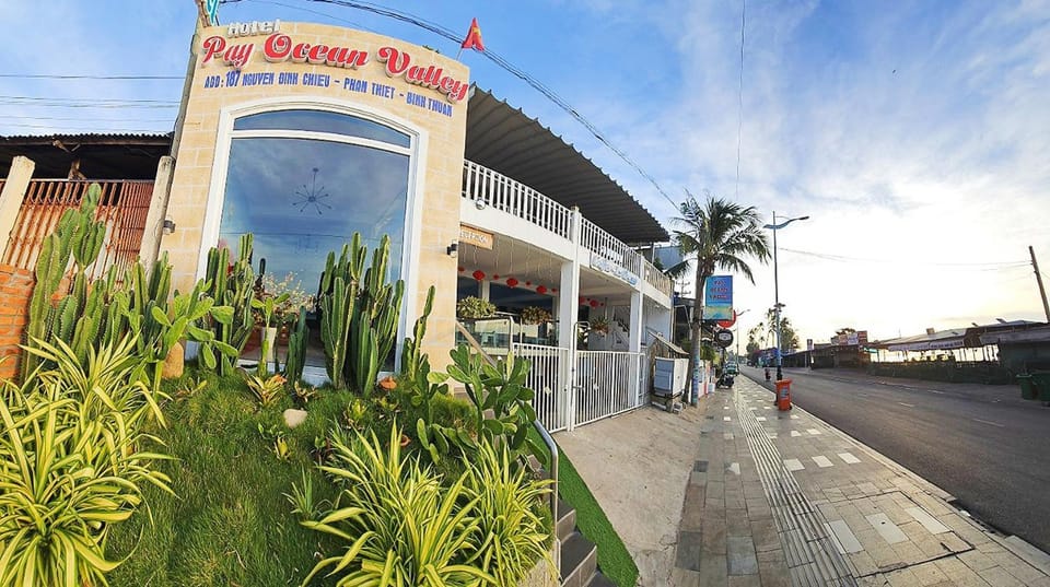 Property building, Day, Neighbourhood, Street view, Location, Parking