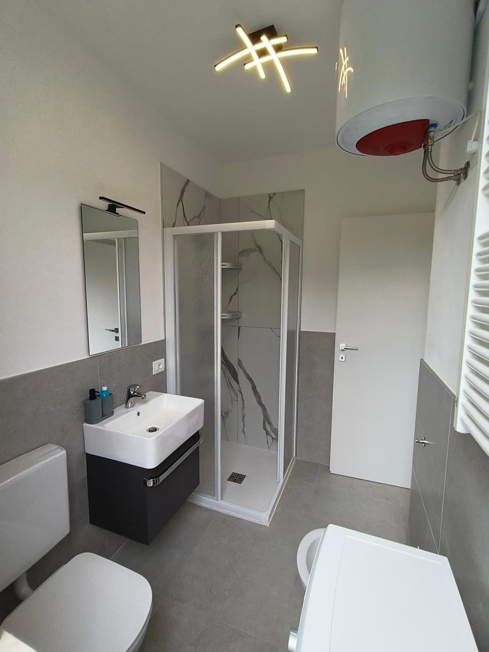 Shower, Toilet, Bathroom, bidet, towels