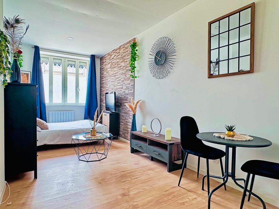 TV and multimedia, Dining area, Bedroom