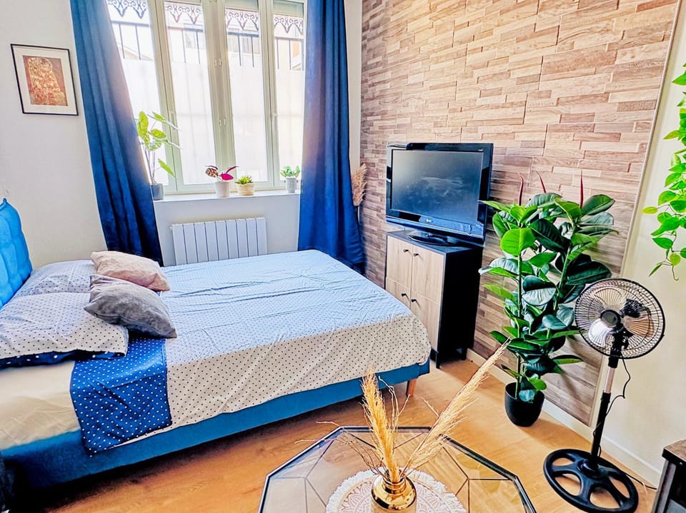 Bed, TV and multimedia, Bedroom