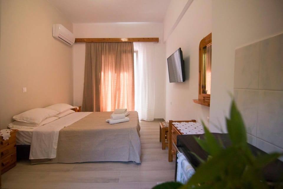 Bed, TV and multimedia, Photo of the whole room, Bedroom, towels