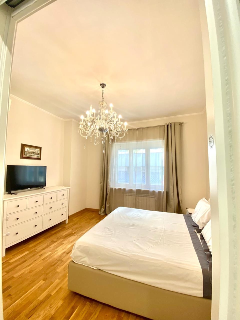 Bed, TV and multimedia, Photo of the whole room, Bedroom