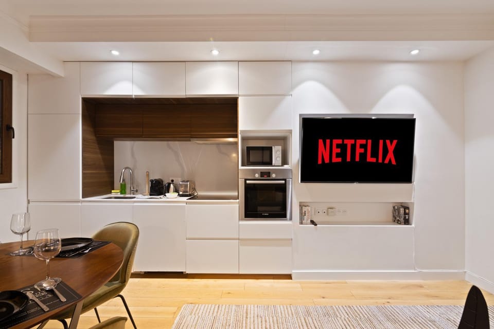 TV and multimedia, Coffee/tea facilities, Kitchen or kitchenette, Dining area, stove