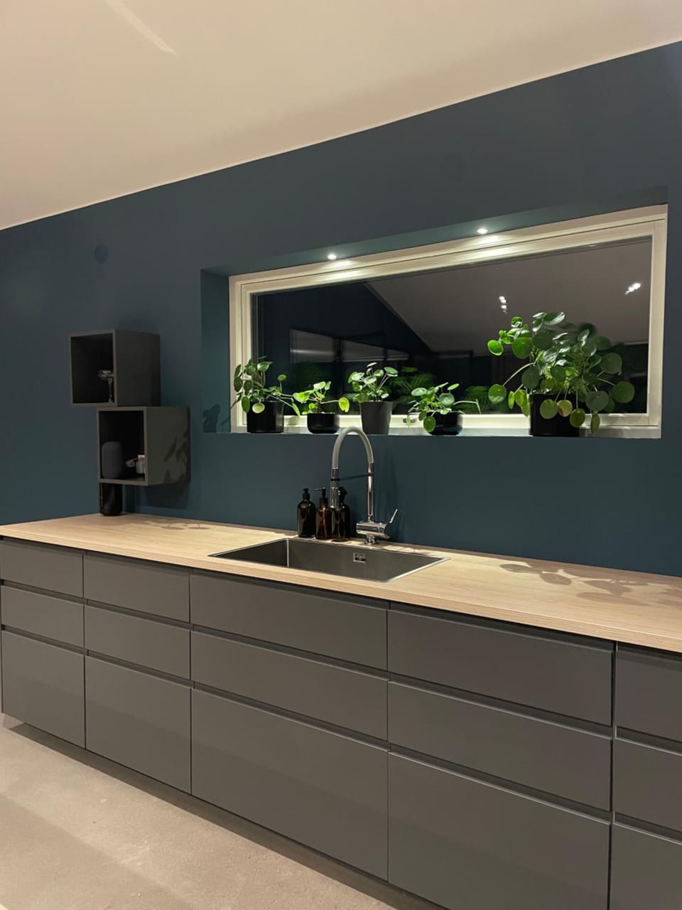 Kitchen or kitchenette, minibar