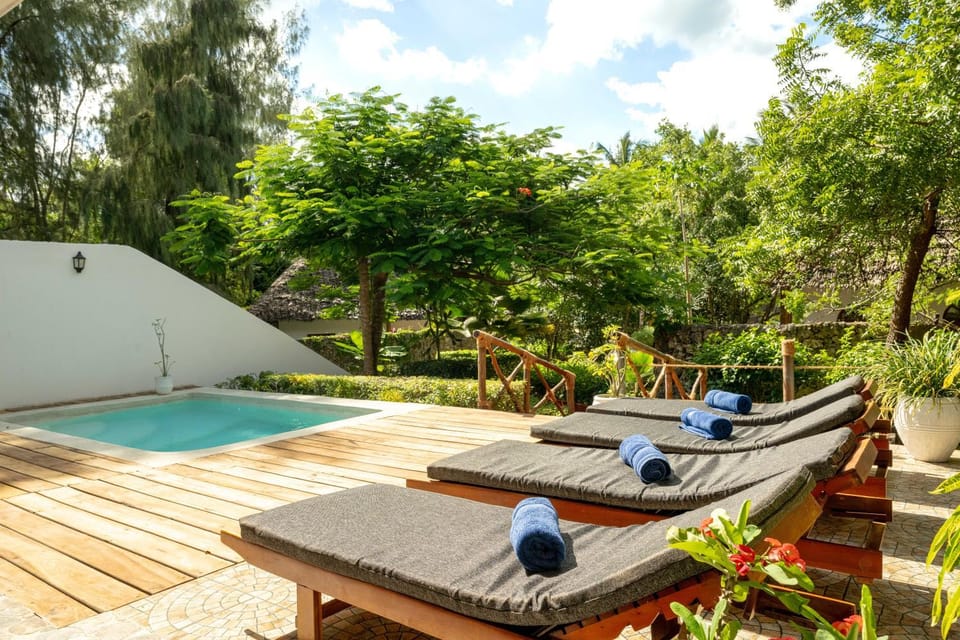 Swimming pool, sunbed