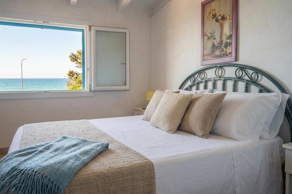 Photo of the whole room, Bedroom, Sea view