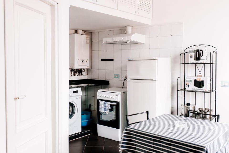 Kitchen or kitchenette, pet friendly, stove, washing machine