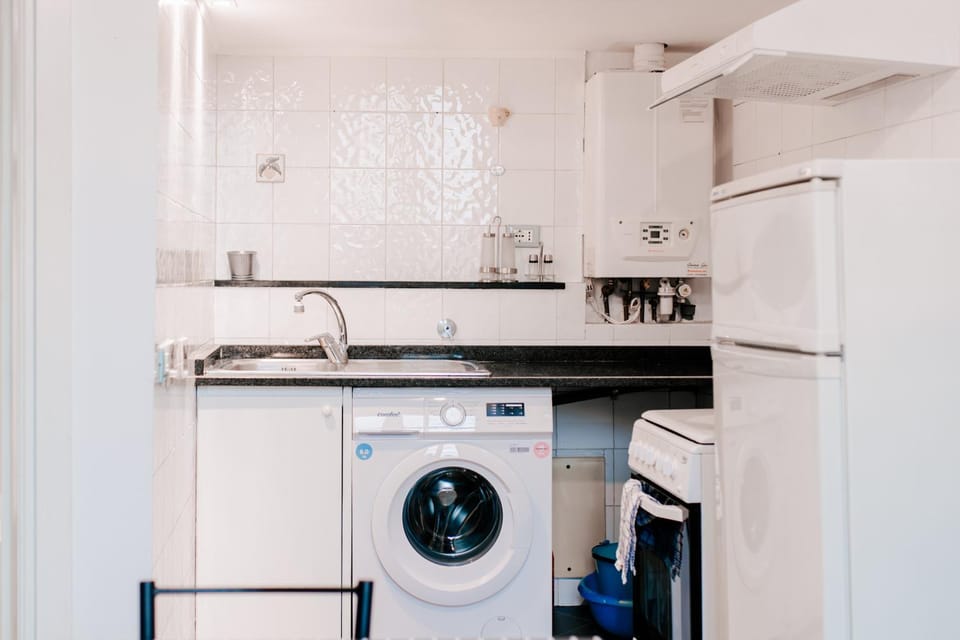 Kitchen or kitchenette, pet friendly, stove, washing machine